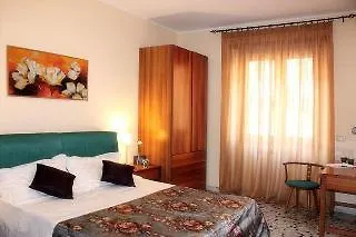 מלון Roma Inn 5*